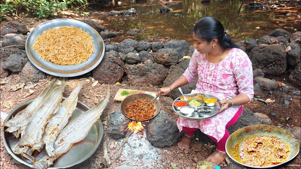 कोकणातील फेमस सुकी मच्छी आणि गोलीम भाकरी , Dry fish recipe @kokanimasala @TejaGurav 