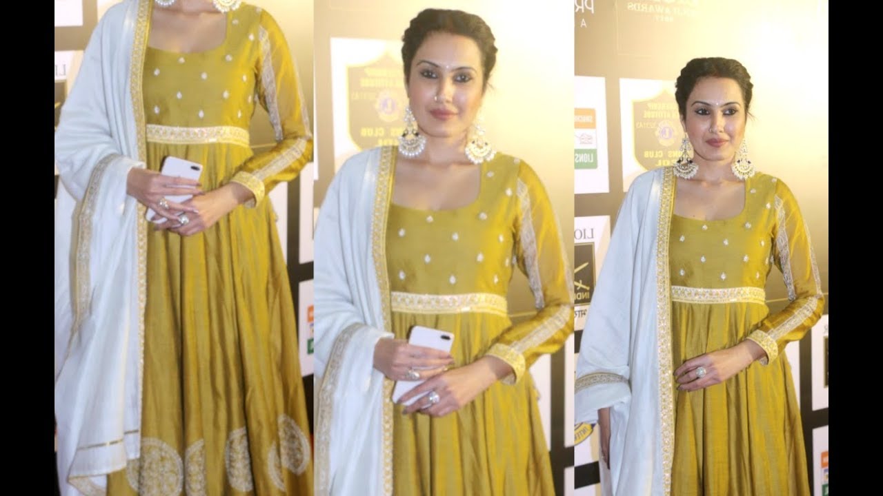 Kamya Punjabi Dazzling In Gold At Lions Gold Awards 2018