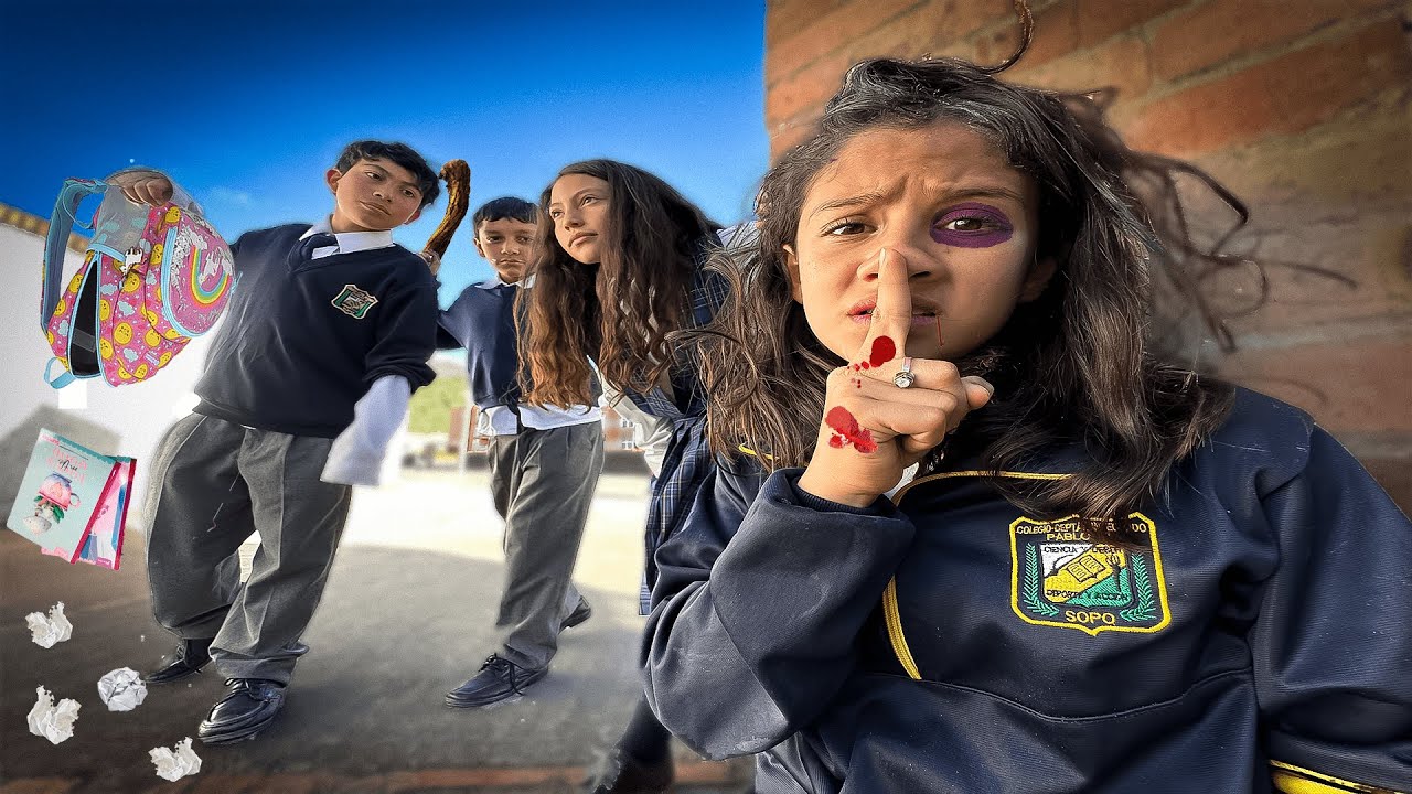 ¡SOY PERSEGUIDA POR MIS ENEMIGOS DE CLASE! *me quieren GOLPEAR*