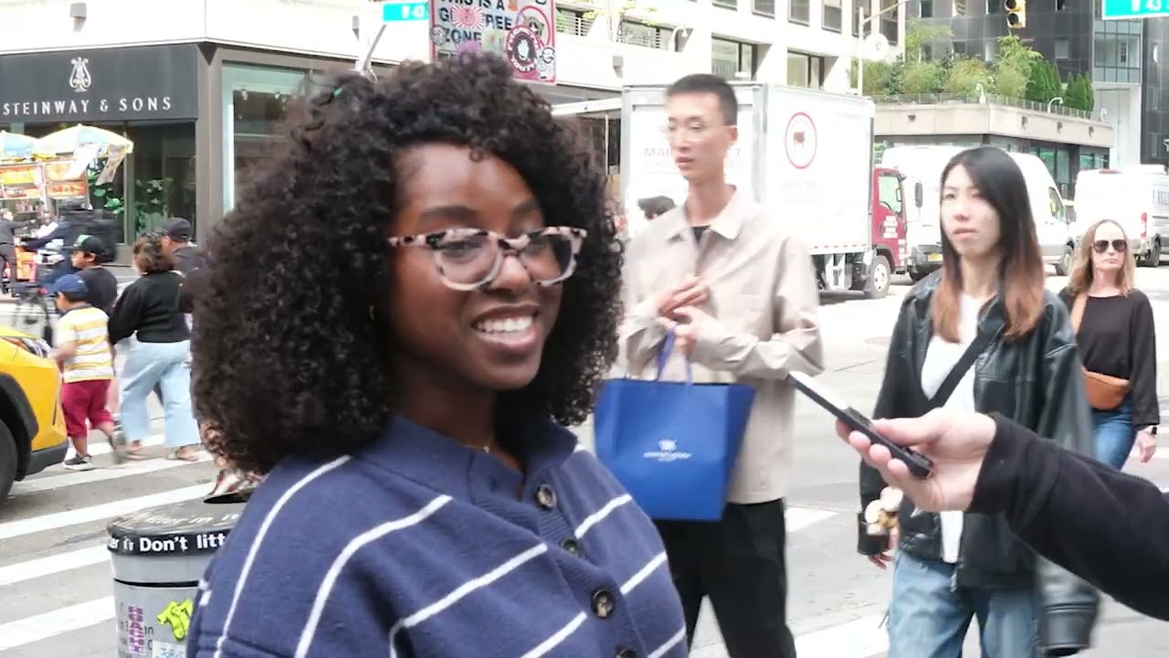 Strangers With Benefits · S4 E1