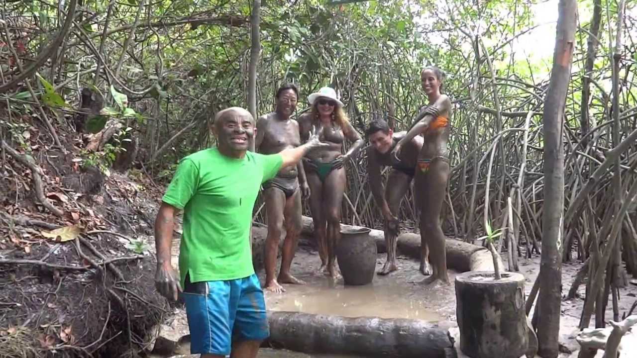 Banho de argila na praia do Sagi com Toreba