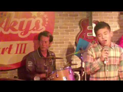 2016年11月25日沖縄、Porkysにて、ISSAの、パパの息子さん、チェスカ君歌って、COOLS.秀光さんが飛び入りでドラム演奏