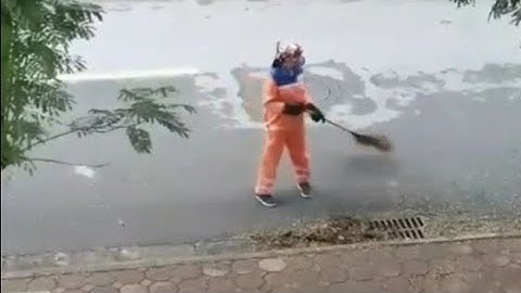 ẢNH CHỊ LAO CÔNG CẦN MẪN QUÉT RÁC VÀO ỐNG CỐNG GIÚP ANH CÔNG NHÂN G THOÁT NƯỚC CÓ THÊM VIỆC ĐỂ LÀM