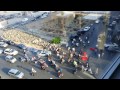 شبان على دراجات نارية يرمون النفايات في وسط بيروت