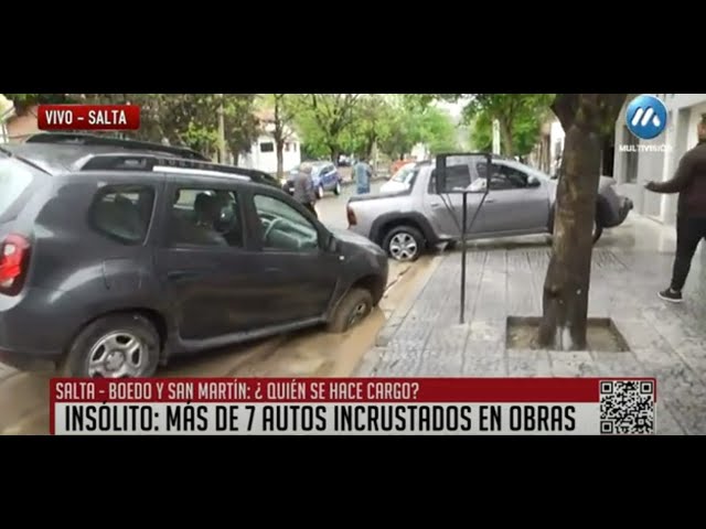 Insólito: 7 autos se hundieron en una obra sin señalizar