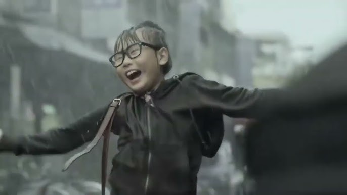 Keksa ayol ozining tukli mushuk suratini korsatadi Mushukdagi turli xil begona narsalar