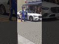 女性警察官が電話を掛け始めました👮♀️(ベンツの運転手さんがいないようで!)🚨