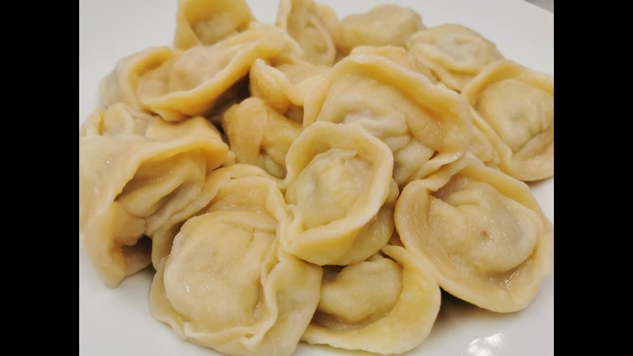 Leckere Pelmeni Beliebte Russische Maultaschen Mit Hack Fullung Youtube