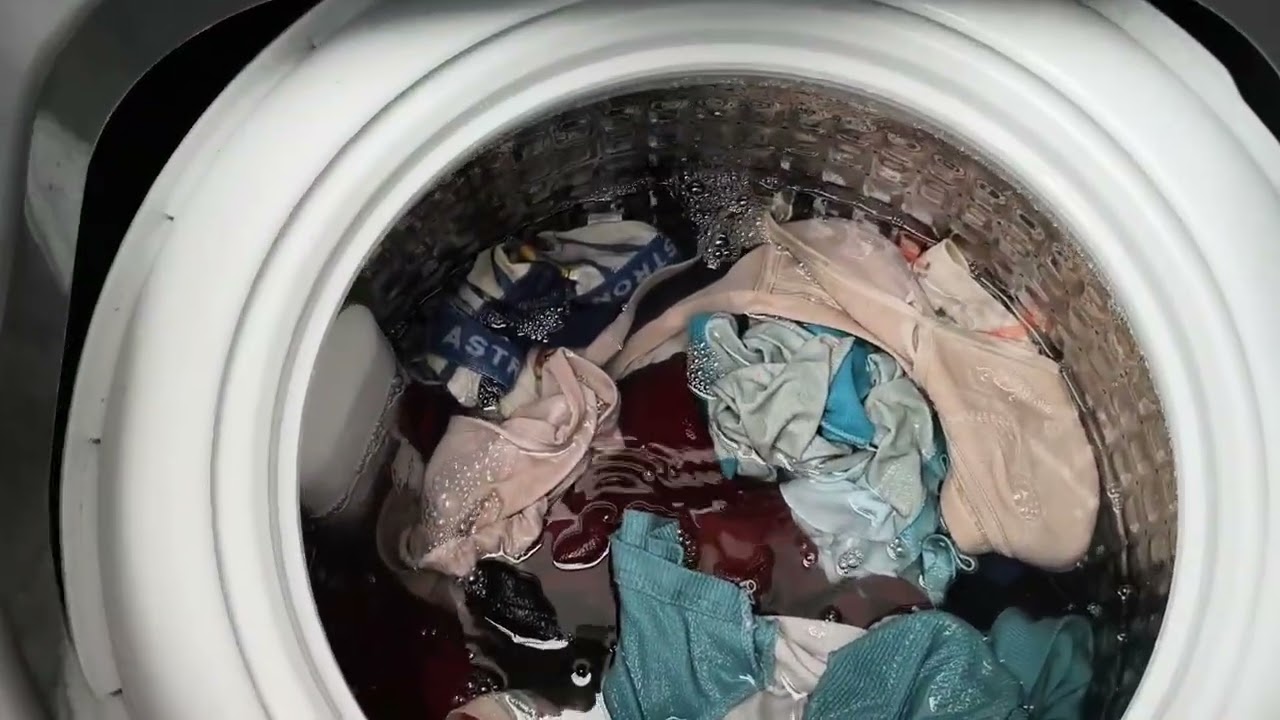 Mencuci baju dengan menghilangkan najis (mesin cuci satu tabung AQUA AQW 87DD bk) 