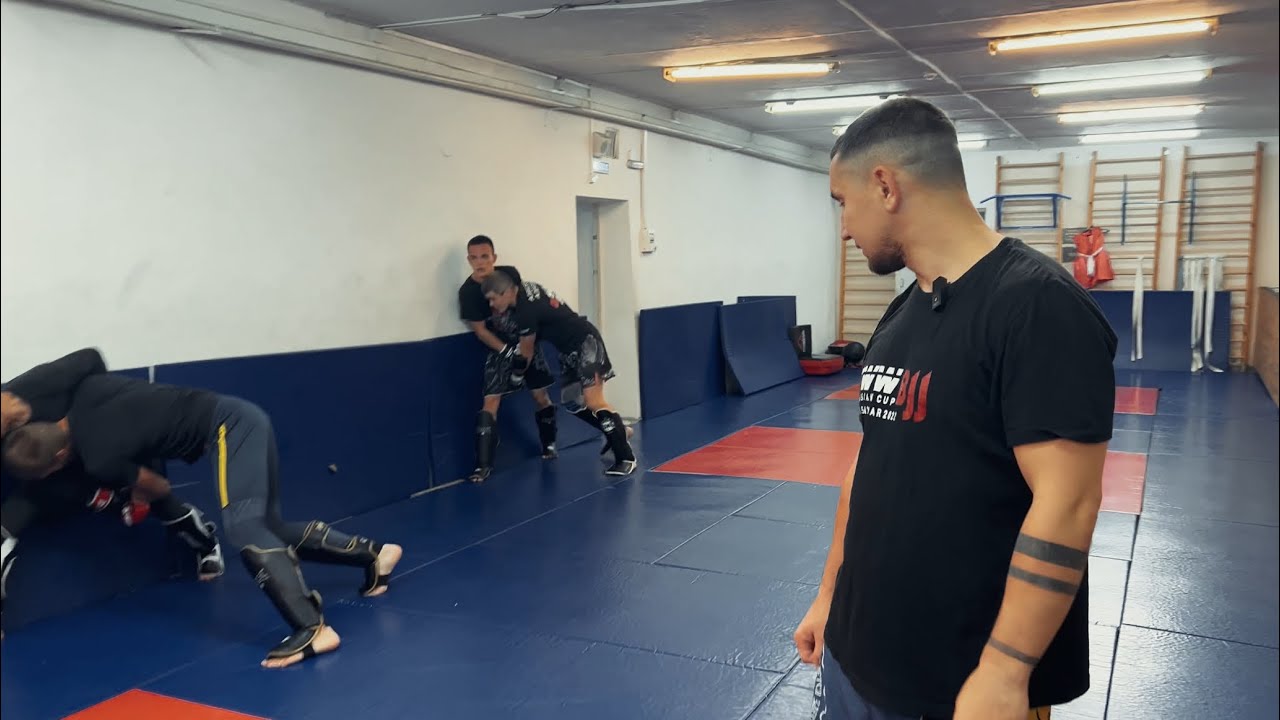 ТРЕНИРОВКА ПО ММА / РАБОТА У СЕТКИ / ПЕРЕВОД И ЗАЩИТА - YouTube