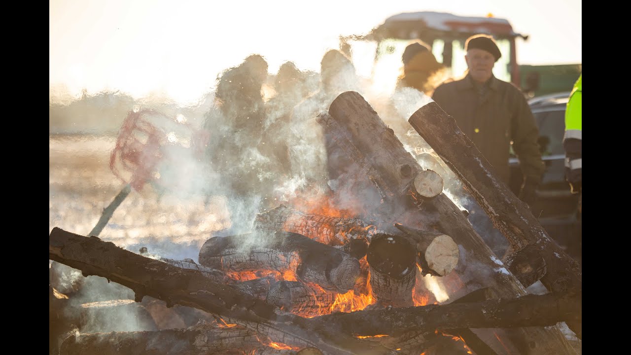 Tiesiogiai – iš Kauno prieigų: ūkininkai su traktoriais pajudėjo link Vilniaus