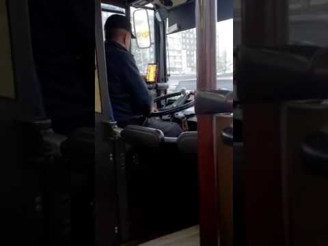 В Красноярске В Красноярске водитель автобуса играл в нарды за рулем В Красноярске В Красноярске водитель автобуса играл в нарды за рулем