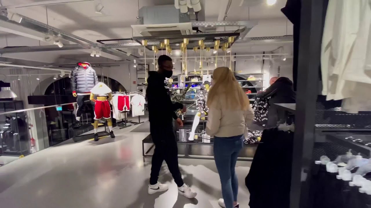 idee Spreek luid iets What's inside Nike Store? Nike Outlet Xmax Sale | One of the biggest Nike  store in Germany, Hamburg - YouTube