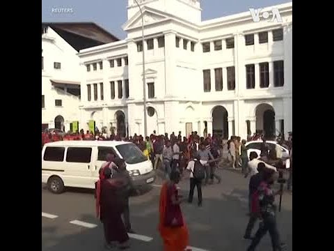 斯里兰卡警方使用催泪瓦斯和高压水枪驱散抗议的学生