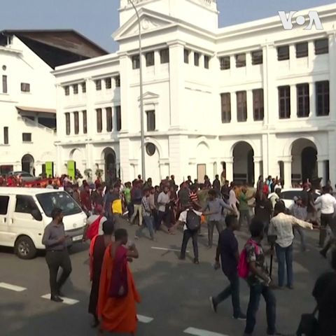 斯里兰卡警方使用催泪瓦斯和高压水枪驱散抗议的学生