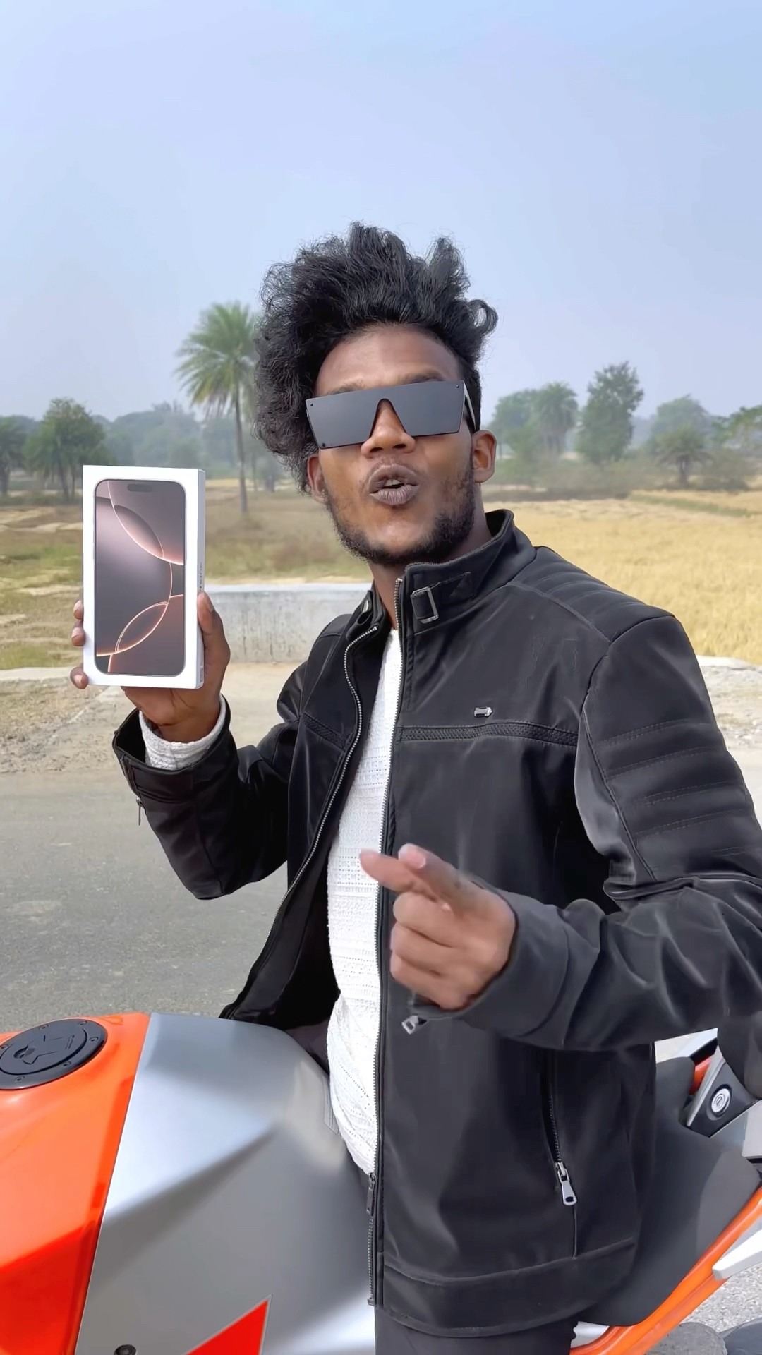 नया फ़ोन ख़रीदा ?? #comedy #realfools #surajroxfunnyvibe #vikramcomedyvideo #iphone
