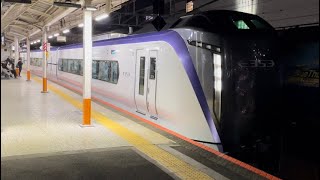 【人身事故の影響で前面がボコボコに…】E353系S114編成が八王子駅を発車するシーン(2022.3.16)