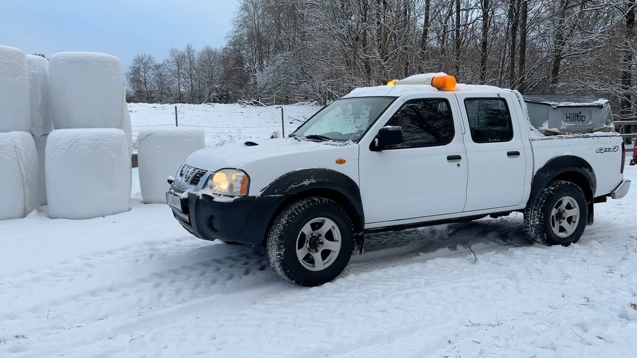 Köp Pickup Nissan King Cab 2.5 TDI 4WD med Hilltip saltspridare på Klaravik