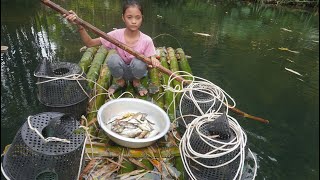 Poor Girl. Dig Worms As Bait To Catch Fish Using Bagua Plastic Cages - To Sell Fish