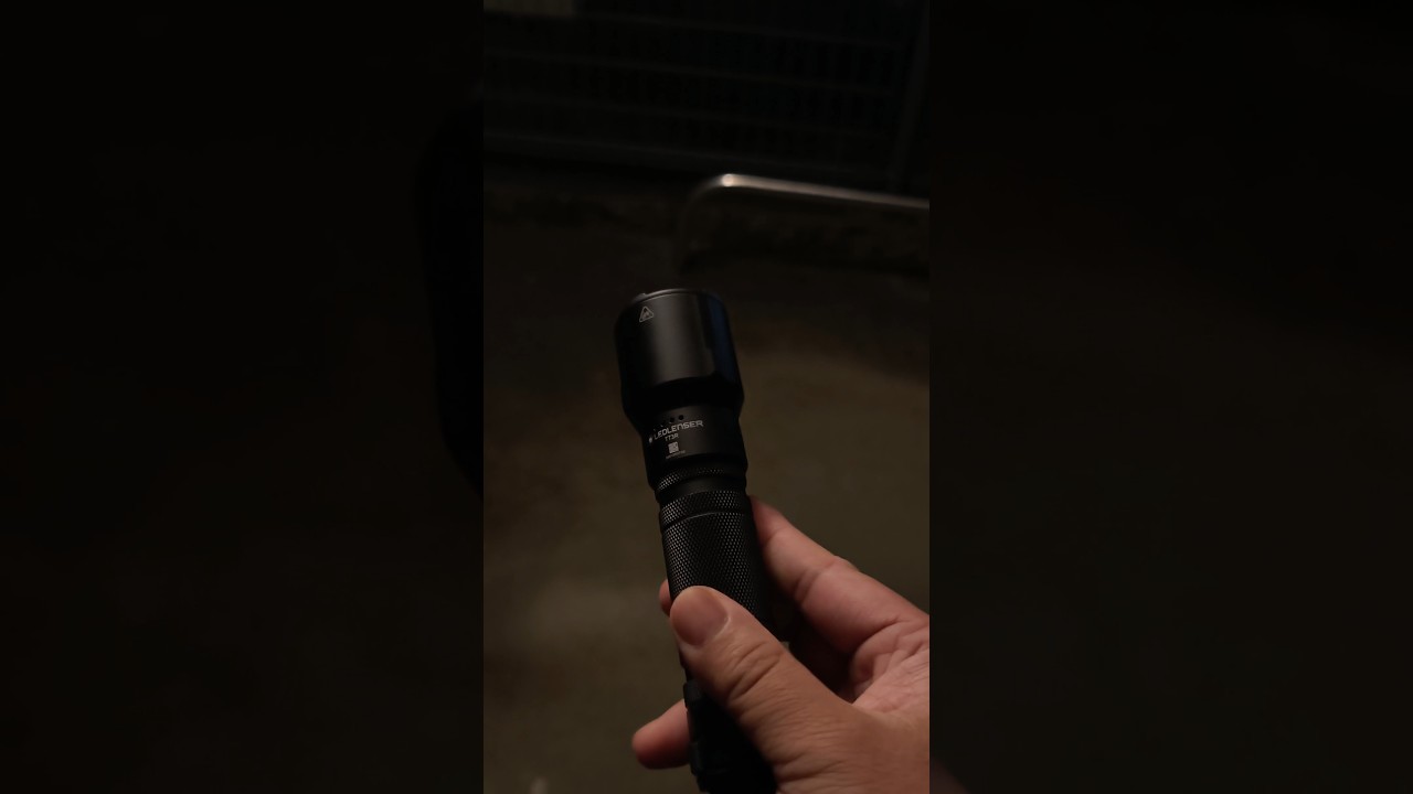 Ledlenser TT3R タクティカルライト フラッシュライト - YouTube