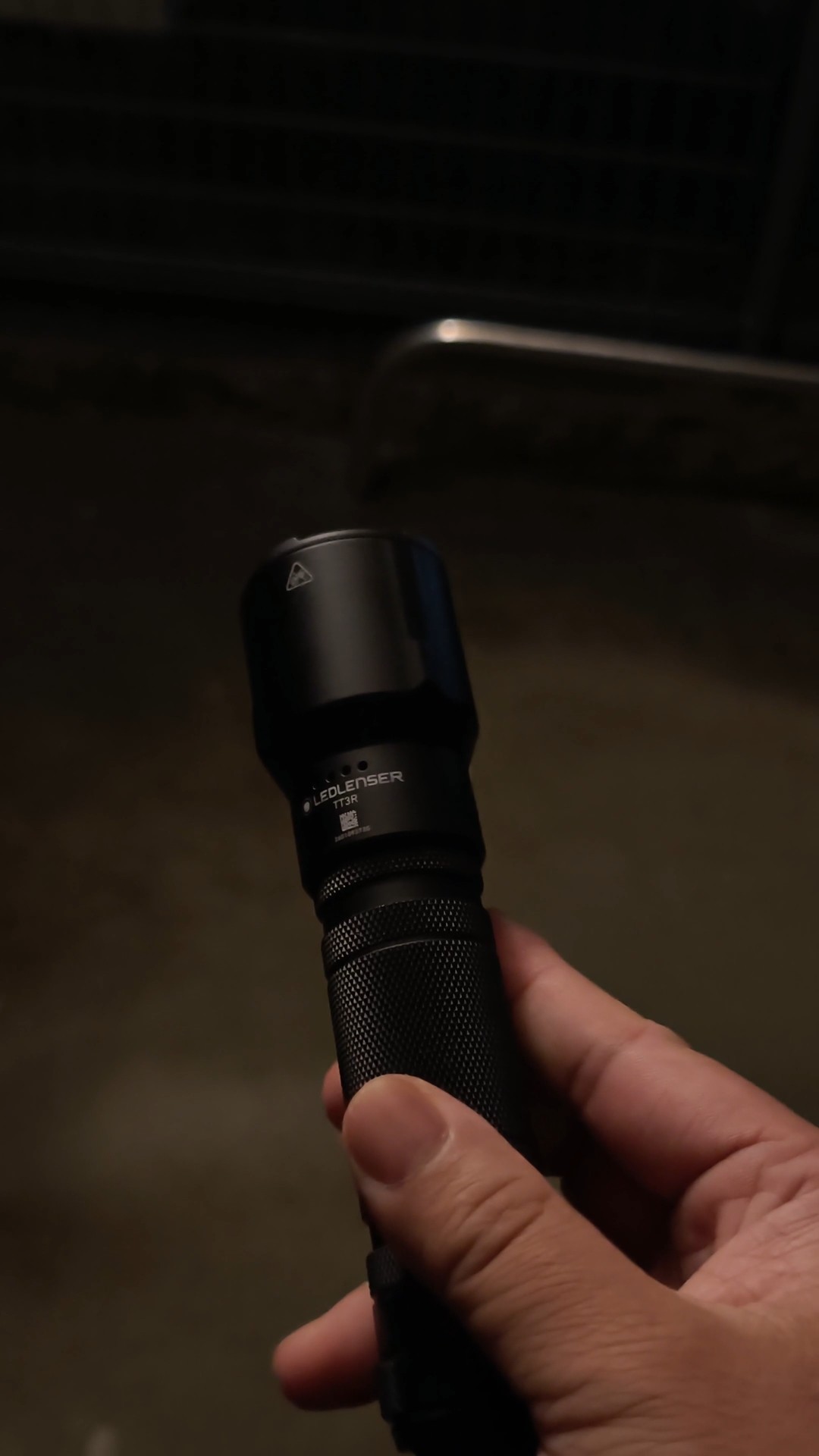 Ledlenser TT3R タクティカルライト フラッシュライト - YouTube