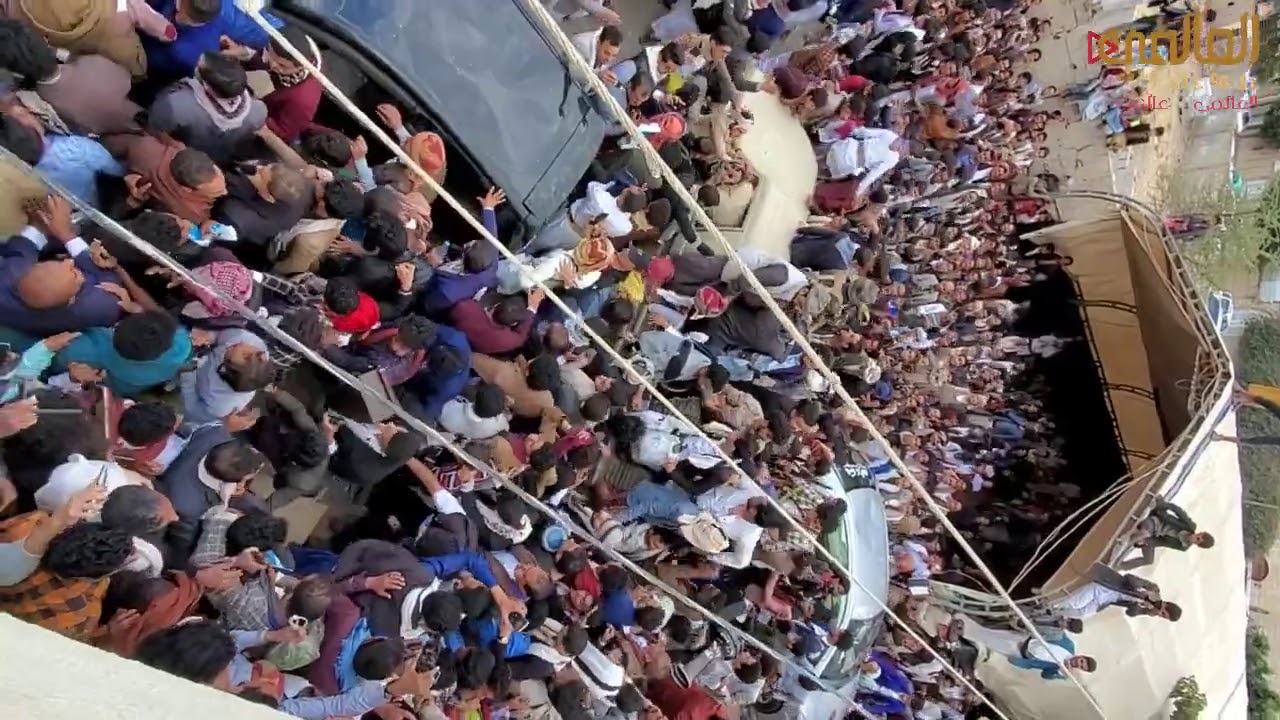 لحظة  خروج مصطفى المومري الى السبعين من شدة الازدحام الخاااانق من الحاضرين