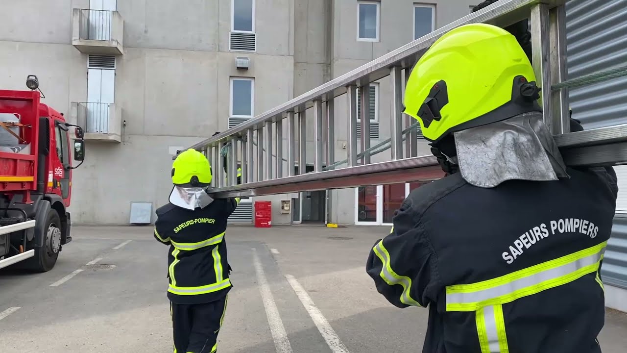 Manipulation de l'échelle à coulisse en binôme