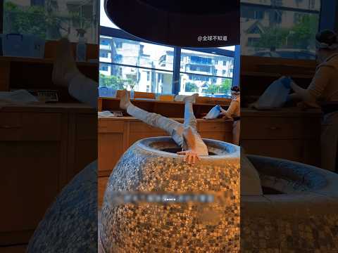 😱Добровольно ныряет в печь