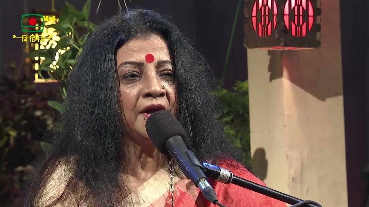 Orolda yalangoch yosh talaba jinsiy aloqa