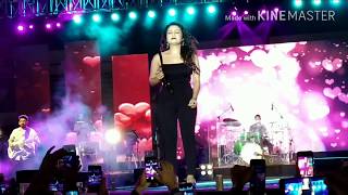 Neha kakkar's live concert held on 9 jun 2018 at sardar patel stadium
... in this show she was crying break up song and missing her love....