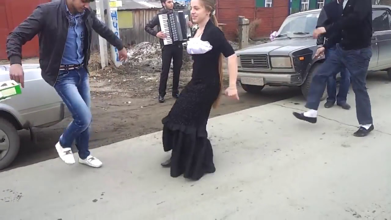 Цыгане танцуют на улице под аккордеон / Gipsy - YouTube
