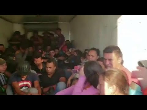 Encuentran decenas de migrantes hacinados en un camión en México