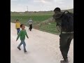 جندي تركي يحضن الاطفال السورين ويوزع لهم الطعام