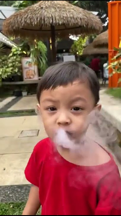 MAKAN KUE KELUAR ASAP WUIHH KEREN BOY