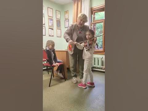 Первый урок скрипки в музыкальной школе 🎻 - YouTube
