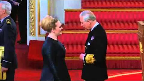 Adele recibe su MBE a manos del Prncipe Carlos.
