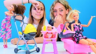 Kindervideo mit Puppen - Ayça und Nicole passen auf Barbies Baby auf