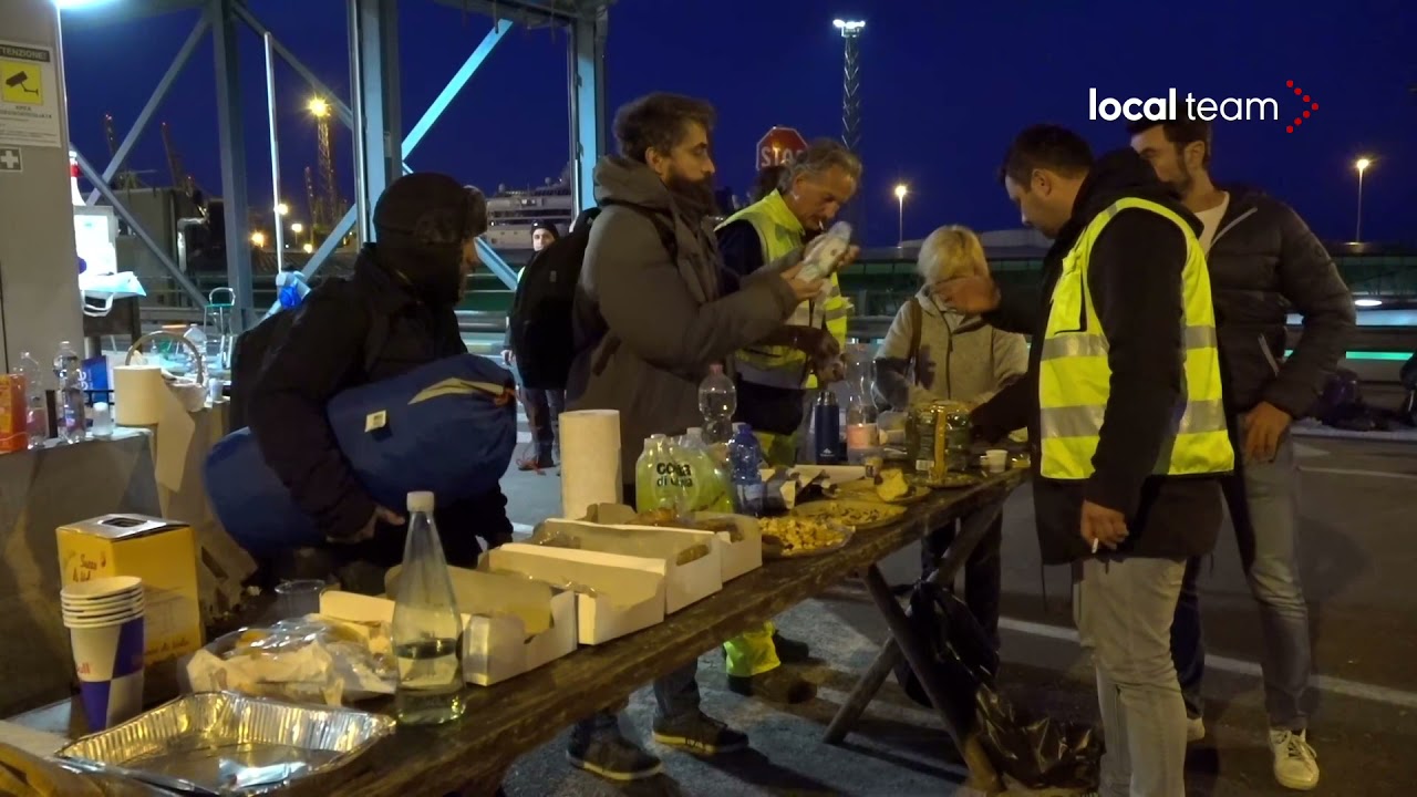 Trieste, manifestanti No Green Pass si radunano al varco portuale