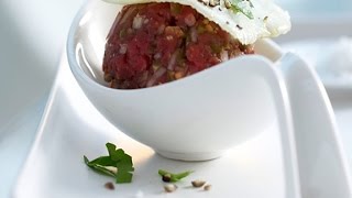 Татарский бифштекс. Мясо тартар. Блюдо из сырого фарша. Татарский бифштекс. Мясо тартар. Блюдо из сырого фарша.