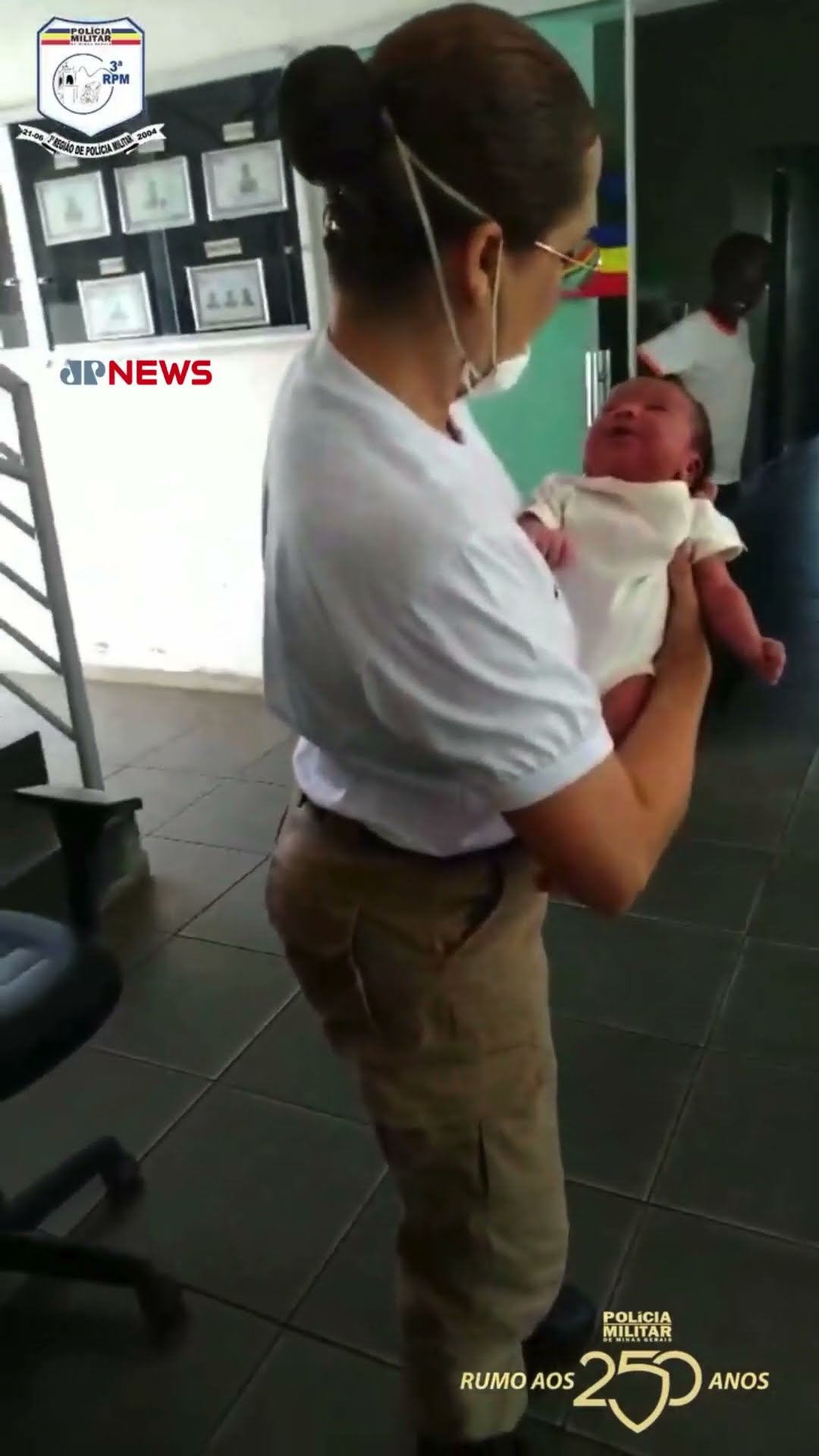 Sargento da PM salva bebê de quatro dias engasgada em Minas Gerais #shorts