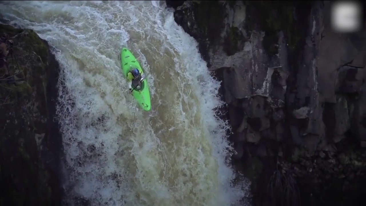 Спуск с водопада на байдарках с прикреплёнными светодиодными фонарями ...