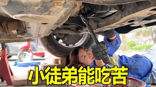 小徒弟不想放假只想學本事，小蘭帶她修了一輛事故車，她學的挺快的！