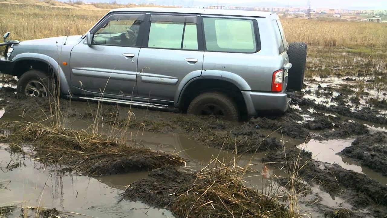 Машины едут по грязи