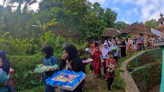 Ini yang Bikin Unik Pernikahan di Kampung. Antar Pengantinnya Banyak Mulu, Berjalan Kaki Di Desa