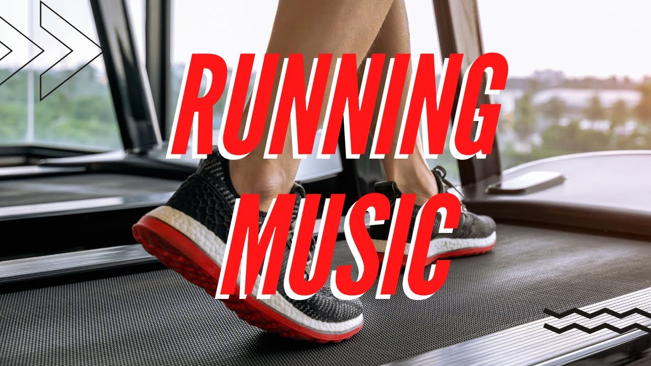 девушка в наушниках. музыка для бега 2023. девушка одевает наушники. здоровый образ жизни бег. девушка на пробежке в наушниках.