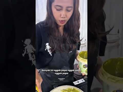 Asli beda ini beli crepes disini toppingnya melimpah poll #crepes #kulinerviral #shorts