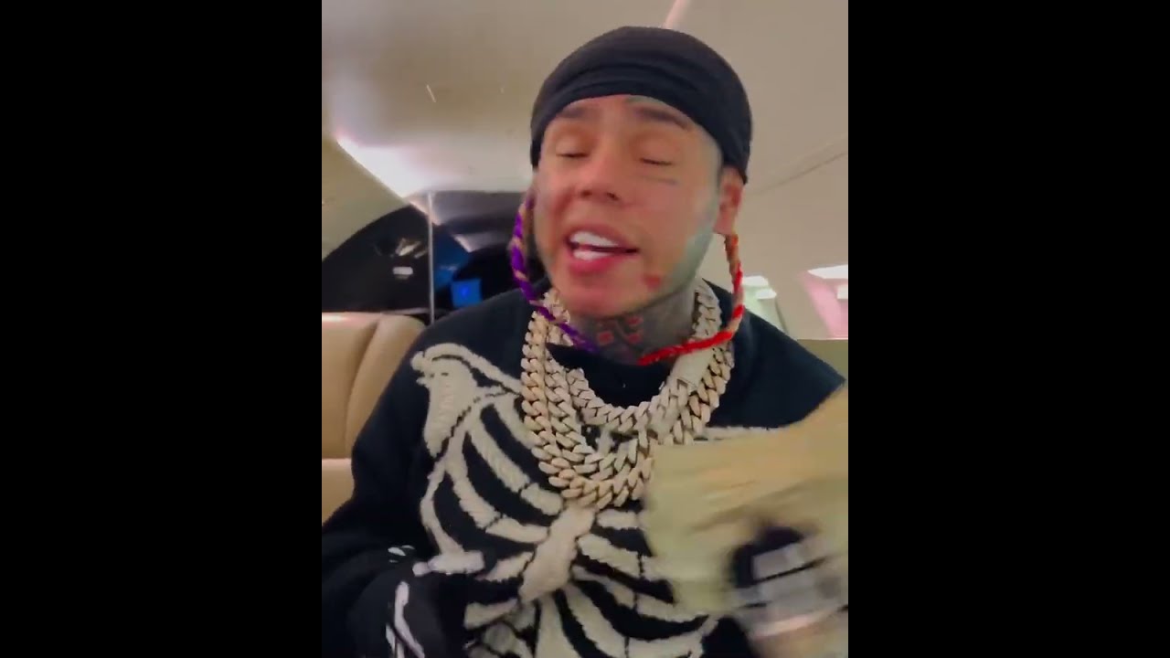 6ix9ine Shows His Stacks Of Cash In The Plane 