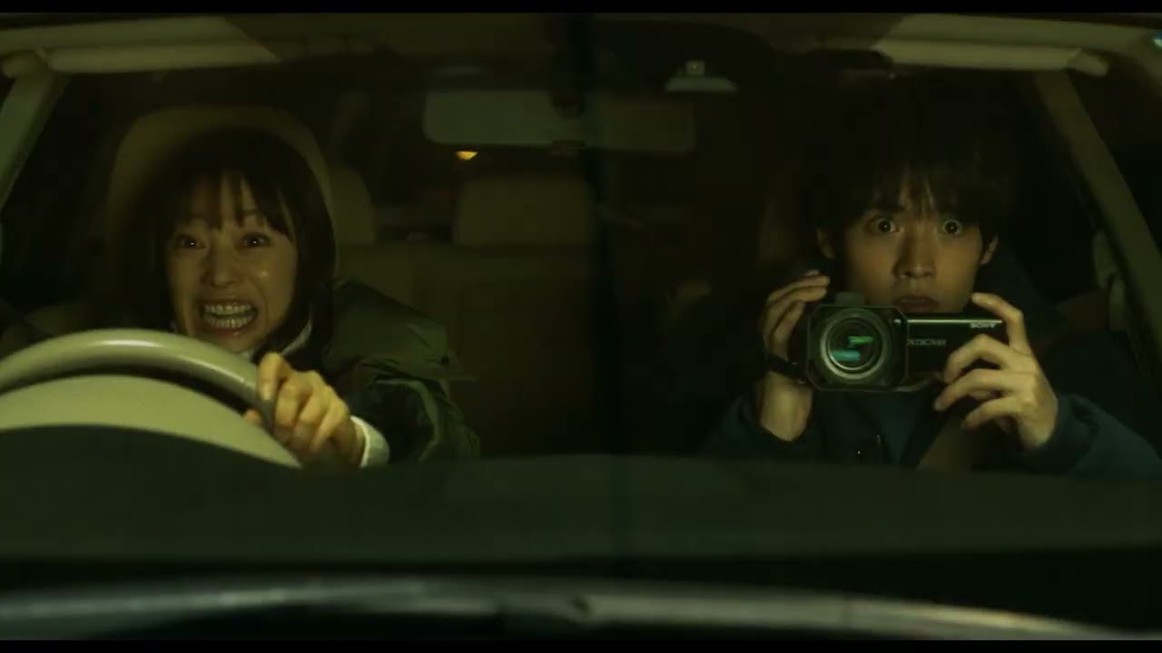 映画『近畿地方のある場所について』菅野美穂が“赤い服の女”を車ではね飛ばすシーンほか“禁断のネタバレ解説”トーク映像【2025年8月8日公開】