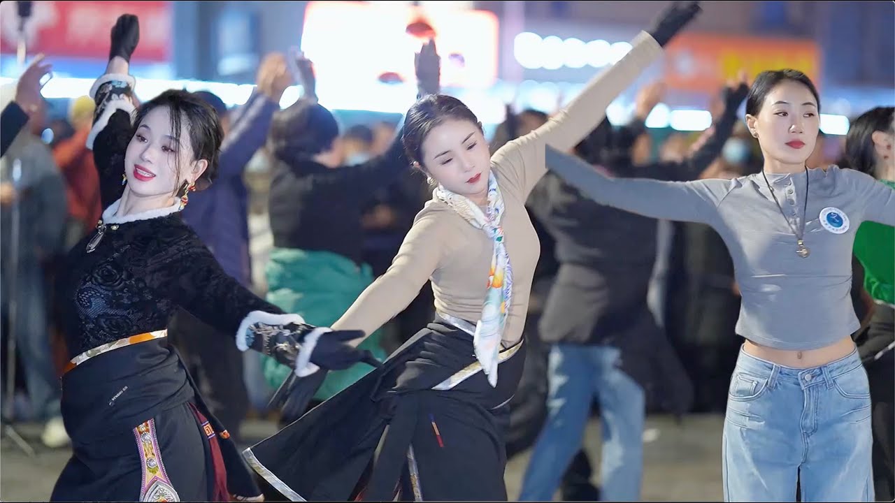 Красивые тибетские женщины танцуют счастливо в канун Рождества 🎄🧑🏻‍🎄