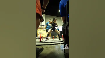 SHE PEES DURING DEADLIFTS 